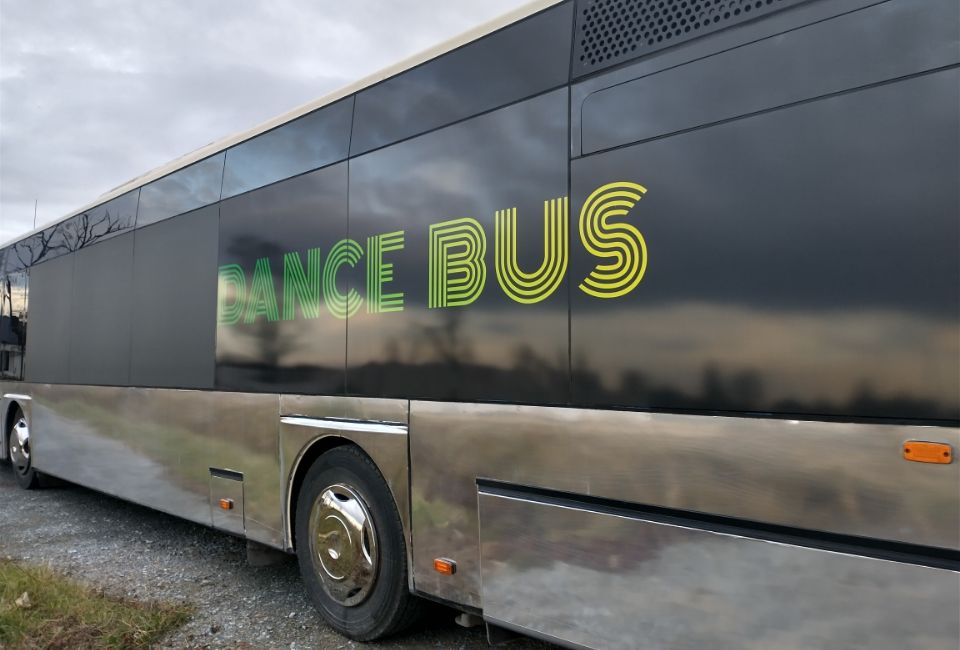 dancebus z motywem płomieni