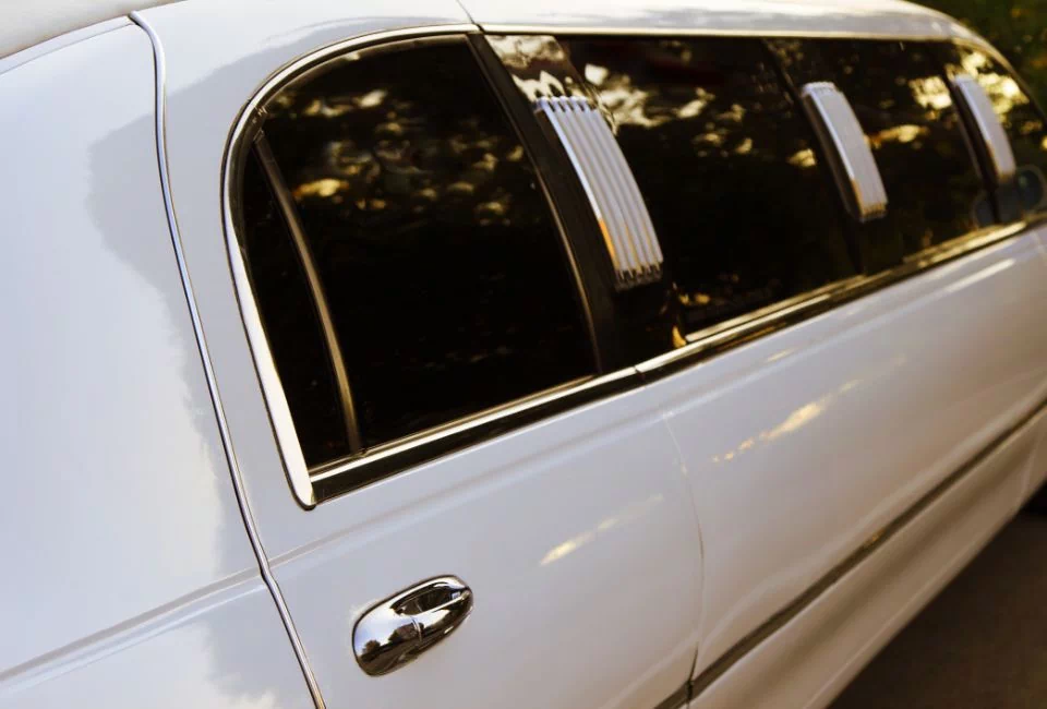 biała limuzyna ze srebrnymi dodatkami